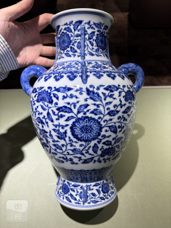 清乾隆 青花缠枝花卉纹双耳出戟尊 - 图10